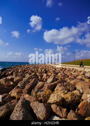 Meereswellen lecken die Felsen. Fotografiert in Jaffa Stockfoto