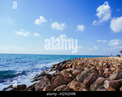 Meereswellen lecken die Felsen. Fotografiert in Jaffa Stockfoto