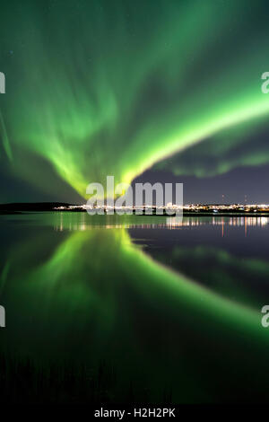 Polarlichter über Eillidavatn in der Nähe von Reykjavik in Island. ruhiges Wasser reflektiert das Nordlicht am Himmel lodernden. Stockfoto