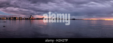 Skyline von Reykjavik erschossen in der Abenddämmerung im Sommer Stockfoto