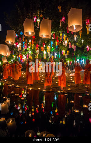 CHIANG MAI, THAILAND - 7. November 2014: Gruppe von buddhistischen Mönchen starten Himmelslaternen bei jährlichen Yee Peng Festival of Lights. Stockfoto