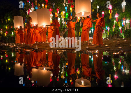 CHIANG MAI, THAILAND - 7. November 2014: Gruppen von buddhistischen Mönchen starten Himmelslaternen bei Yee Peng Festival of Lights. Stockfoto