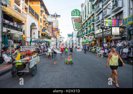 BANGKOK - 16. November 2014: Touristen und Kreditoren Anteil der Fußgängerzone auf eine typische Nachmittag Szene an der Khao San Road. Stockfoto