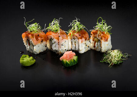Frisches Sushi gesetzt. Uramaki-Maki-Sushi-Rollen Stockfoto