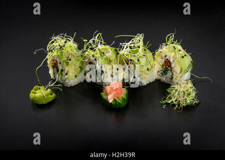 Verschiedene Arten von Sushi zubereitet im japanischen Stil Stockfoto