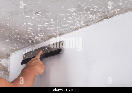 Haus Verbesserung von Arbeitskraft stellt Deckschicht der Stuck an der Wand mit einer Kelle Verputzen Stockfoto