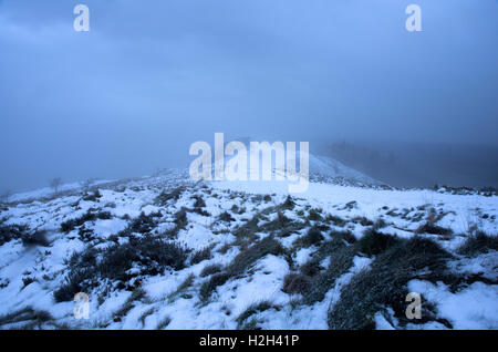 Auf dem Gipfel Des Wrekin, einem markanten Hügel in der Nähe der Stadt Wellington, Telford und Wrekin, Shropshire, England, Großbritannien, ist Neuschnee gefallen. Stockfoto