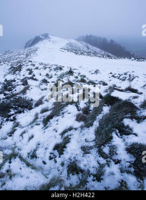 Auf dem Gipfel Des Wrekin, einem markanten Hügel in der Nähe der Stadt Wellington, Telford und Wrekin, Shropshire, England, Großbritannien, ist Neuschnee gefallen. Stockfoto