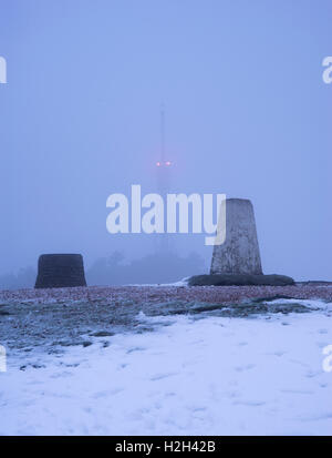 Auf dem Gipfel Des Wrekin, einem markanten Hügel in der Nähe der Stadt Wellington, Telford und Wrekin, Shropshire, England, Großbritannien, ist Neuschnee gefallen. Stockfoto