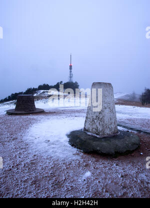 Auf dem Gipfel Des Wrekin, einem markanten Hügel in der Nähe der Stadt Wellington, Telford und Wrekin, Shropshire, England, Großbritannien, ist Neuschnee gefallen. Stockfoto