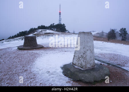 Auf dem Gipfel Des Wrekin, einem markanten Hügel in der Nähe der Stadt Wellington, Telford und Wrekin, Shropshire, England, Großbritannien, ist Neuschnee gefallen. Stockfoto