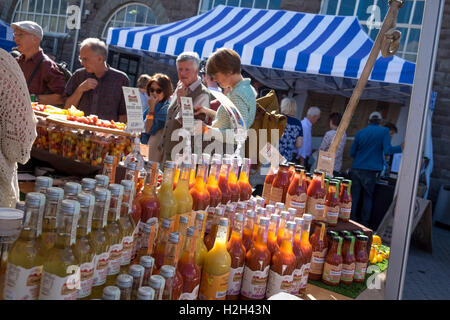 Besucher surfen außerhalb Imbissbuden, Feinschmeckerfest Abergavenny, Monmouthshire, South Wales, UK Stockfoto