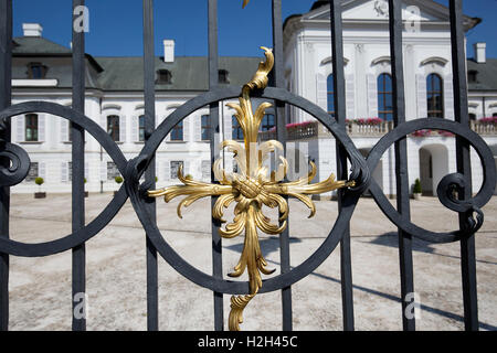 Gold-Emblem auf dem Geländer vor dem Präsidentenpalast in Bratislava Slowakei Stockfoto