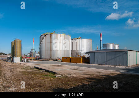 Raffinerie, die in der Mitte der Stadt von Taranto, südlich von Italien betreibt. Stockfoto