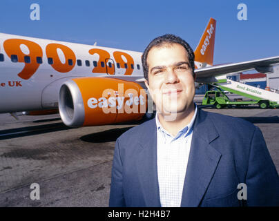 EasyJet-Gründer Stelios Haji-Ioannou vor eines seiner Flugzeuge am Flughafen Luton, UK Stockfoto