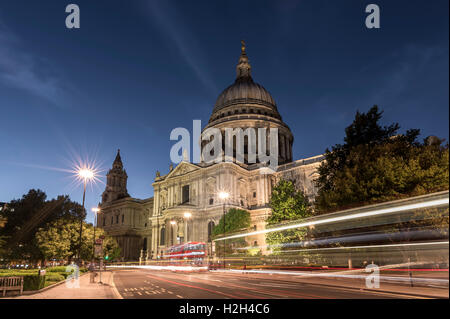 St. Pauls Cathedral, nachts, mit Verkehr wegen der Londoner Busse auf der Straße im Vordergrund des Bildes Stockfoto
