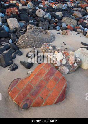 Industrieabfälle und Abfall am Strand in der Nähe von Steetley Pier, Hartlepool, Teesside, Northeast of England, Großbritannien Stockfoto