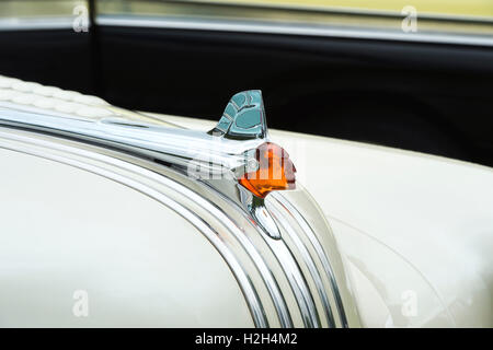 1951 Pontiac Kastenwagen Häuptling Kühlerfigur. Classic vintage American Car Stockfoto