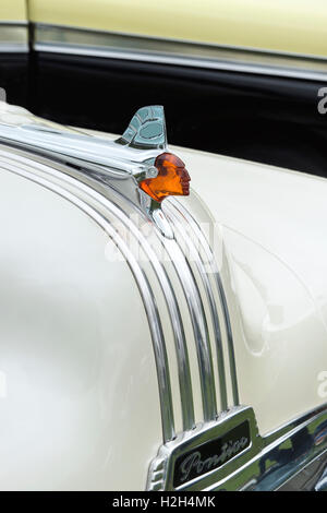1951 Pontiac Kastenwagen Häuptling Kühlerfigur. Classic vintage American Car Stockfoto