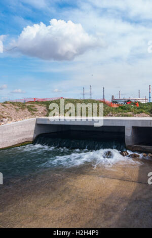 Neues Öl-Raffinerie Entwässerungssystem in der mittleren Stadt Tarent, südlich von Italien. Stockfoto