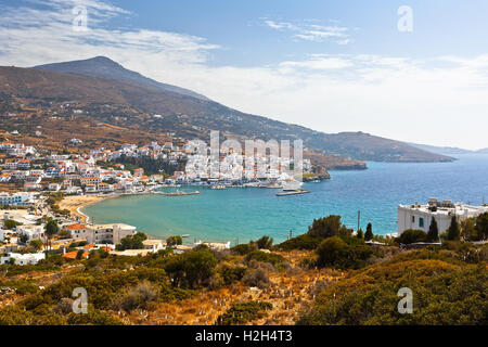 Batsi Dorf an der Küste von Andros Insel in Griechenland. Stockfoto