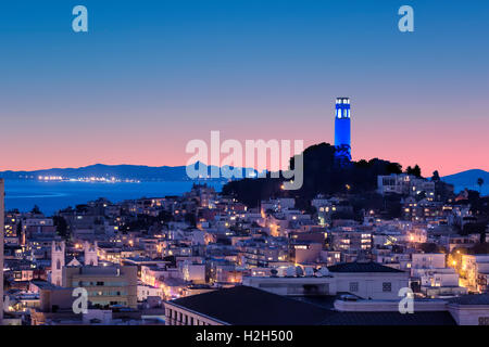 Der Coit Tower und die Bucht von San Francisco bei Nacht Stockfoto