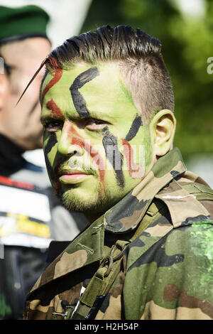 LYON, Frankreich - 24.Mai: Ein Mann gekleidet in militärischen Kommando, Frappadingue-Rennen, die Teilnahme an der Veranstaltung in Miribel Jonage Stockfoto