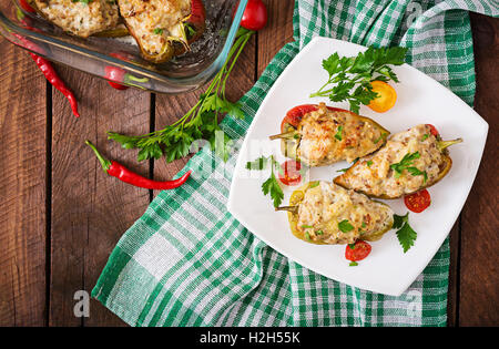 Gefüllte Paprika Hackfleisch Huhn mit Pfeffer-Chili mit trogonoptera. Ansicht von oben Stockfoto