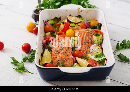 Gebackenes Lachsfilet mit Gemüse. Stockfoto