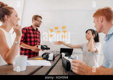 Schuss Gruppe von vielfältigen Business Leute diskutieren virtual Reality-Technologie im Tagungsraum. Entwickler, brainstorming, impr Stockfoto