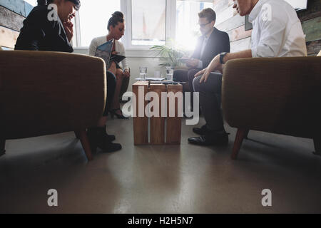 Gruppe von jungen Geschäftsleuten zusammen sitzen und diskutieren neue Business-Projekt im Büro. Stockfoto