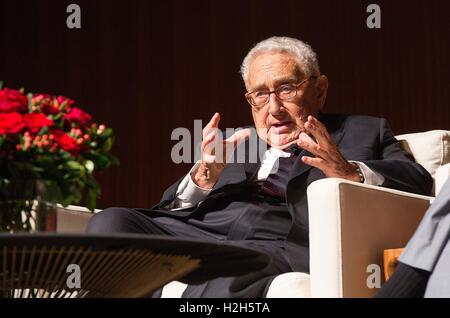 Ehemalige US-Außenministerin und Sicherheitsberater Henry Kissinger spricht über den Vietnam-Krieg an der LBJ Presidential Library 26. April 2016 in Austin, Texas. Stockfoto