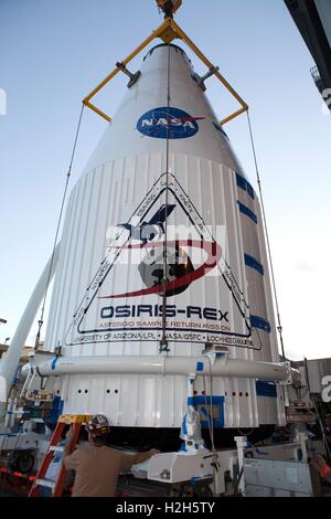 Besatzungsmitglieder transportieren die NASA OSIRIS-REx-Raumsonde, die vertikale Integration Facility Startrampe, wo es auf die Atlas V-Rakete in Vorbereitung für den Start auf der Cape Canaveral Air Force Station 28. August 2016 in Cape Canaveral, Florida sitzen wird. Stockfoto