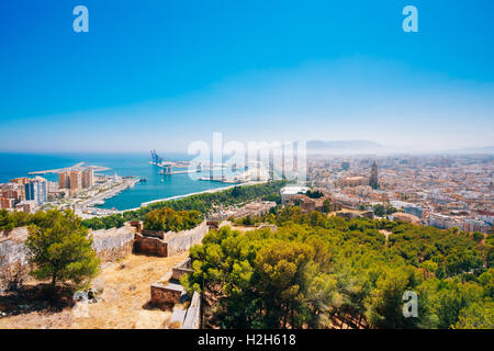 Stadtbild Panoramablick auf Málaga, Spanien. Blick vom alten mittelalterlichen Festung. Stockfoto