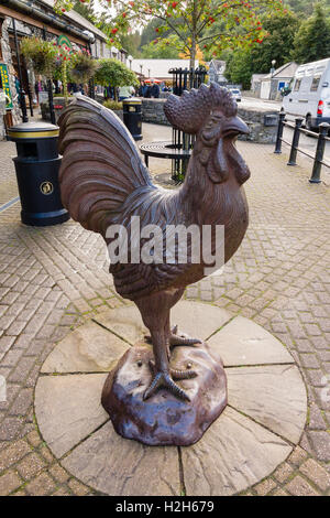 Gusseisen Hahn Skulptur außerhalb Betws-y-Coed Shopping Precinct Stockfoto