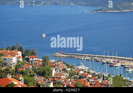 Hafen der Stadt Kas (Kash) in der Türkei und griechische Insel Kastelorizo Stockfoto