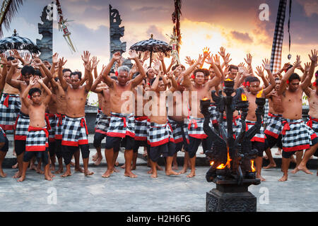 Eine Kecak-Tanz in Uluwatu durchgeführt wird. Bali, Indonesien, Asien. Stockfoto