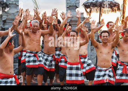 Eine Kecak-Tanz in Uluwatu durchgeführt wird. Bali, Indonesien, Asien. Stockfoto