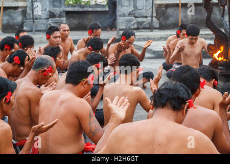 Eine Kecak-Tanz in Uluwatu durchgeführt wird. Bali, Indonesien, Asien. Stockfoto