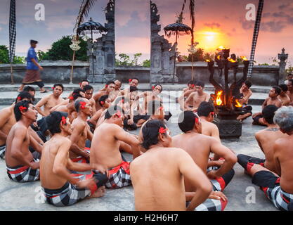 Eine Kecak-Tanz in Uluwatu durchgeführt wird. Bali, Indonesien, Asien. Stockfoto