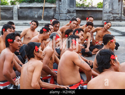 Eine Kecak-Tanz in Uluwatu durchgeführt wird. Bali, Indonesien, Asien. Stockfoto