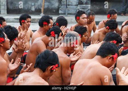 Eine Kecak-Tanz in Uluwatu durchgeführt wird. Bali, Indonesien, Asien. Stockfoto