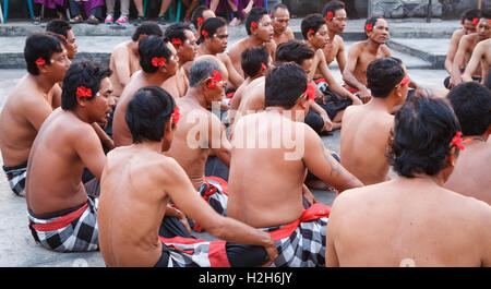 Eine Kecak-Tanz in Uluwatu durchgeführt wird. Bali, Indonesien, Asien. Stockfoto