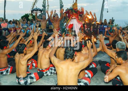 Eine Kecak-Tanz in Uluwatu durchgeführt wird. Bali, Indonesien, Asien. Stockfoto