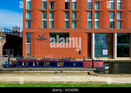 Das Hilton Doubletree Hotel und Narrowboat, Getreidespeicher Wharf, Leeds, West Yorkshire, England UK Stockfoto