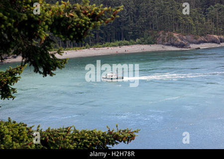 Angelboot/Fischerboot Deception Pass Bridge Washington State USA Pacific Coast Stockfoto