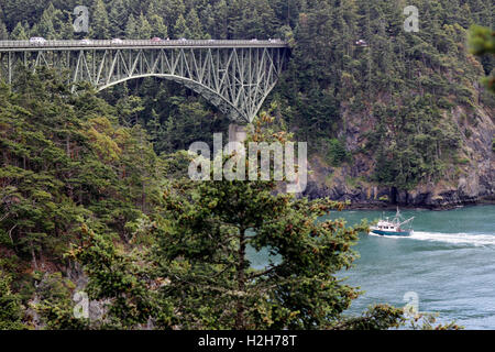 Angelboot/Fischerboot Deception Pass Bridge Washington State USA Pacific Coast Stockfoto