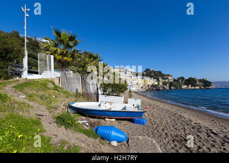 Baia (Neapel, Italien) - Strand des kleinen Dorf von Baia, in der Nähe von Naples Stockfoto