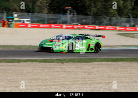 Imola, Italien - 25. September 2016: A Lamborghini Huracan Imperiale Racing Team, angetrieben von Mul Jeroen und Bortolotti Mirko, C.I Gran Turismo Super GT3-GT3 im Autodromo Enzo & Dino Ferrari in Imola, Italien. Stockfoto