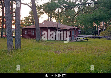 Rustikale Blockhütte im Wald Stockfoto
